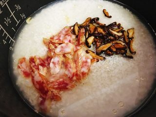 8、腊肠栗子糯米焖饭 快手美味,加入腊肠。