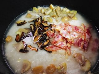 9、腊肠栗子糯米焖饭 快手美味,加入栗子丁。