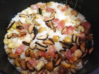 10、腊肠栗子糯米焖饭 快手美味,嘀嘀嘀…饭熟了！食材也熟了！