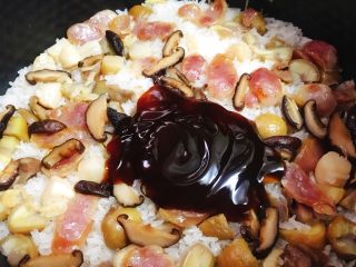 11、腊肠栗子糯米焖饭 快手美味,加入两大勺财神蚝油。