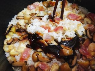 12、腊肠栗子糯米焖饭 快手美味,用筷子搅拌均匀即可！