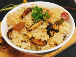 13、腊肠栗子糯米焖饭 快手美味,香喷喷的腊肠栗子焖饭就完成了！