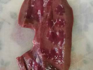 1、陈皮蒸猪腰,尽量将猪腰颜色深的切干净。