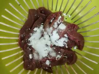 2、陈皮蒸猪腰,用生粉和盐将切好的猪腰用手腌捏一下。