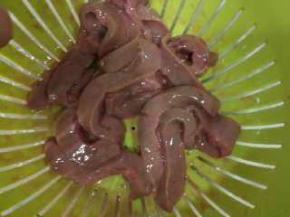 3、陈皮蒸猪腰,然后用水冲洗干净，彻底沥干净多余水份。