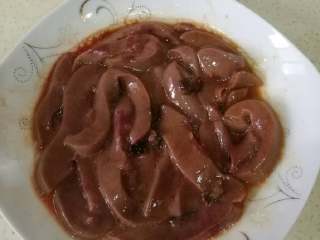 4、陈皮蒸猪腰,待水份干净，用少许陈皮、盐、油、酱油、生粉将猪腰调配好味道，准备蒸。