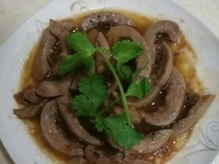 6、陈皮蒸猪腰,一碟美味的猪腰就蒸好了，陈皮和猪腰配起来很香。女儿喜欢吃，待以后长大了，也许这个就是留在记忆里的妈妈做的菜的味道！