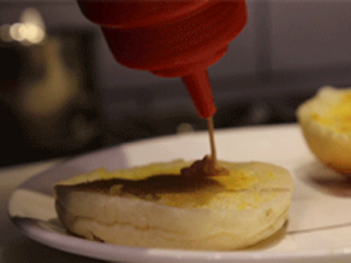 5、芝士酱牛肉汉堡,淋上色拉。