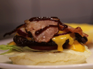 11、芝士酱牛肉汉堡,淋上甜酱。