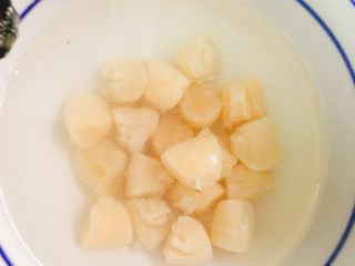 1、干贝鱿鱼白菜粥 鲜甜美味营养,干贝洗净,提前至少1小时清水浸泡。