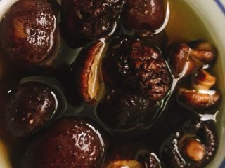 2、干贝鱿鱼白菜粥 鲜甜美味营养,香菇洗净,同样,提前1小时泡发。