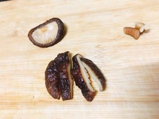 3、干贝鱿鱼白菜粥 鲜甜美味营养,香菇挤去水分,切丝备用。