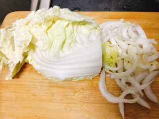 4、干贝鱿鱼白菜粥 鲜甜美味营养,白菜洗净沥干,切丝备用。