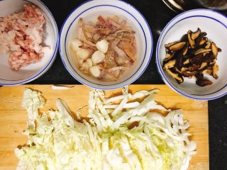 5、干贝鱿鱼白菜粥 鲜甜美味营养,准备好的主要食材如图。