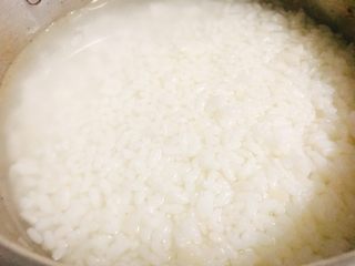 7、干贝鱿鱼白菜粥 鲜甜美味营养,加入少许水后,将米饭搅拌散开。