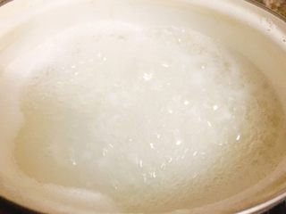 8、干贝鱿鱼白菜粥 鲜甜美味营养,再加入较多水,大火煮至粥水沸腾,转中火煮5分钟。