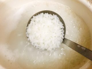 9、干贝鱿鱼白菜粥 鲜甜美味营养,米粒略微软糯