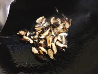 11、干贝鱿鱼白菜粥 鲜甜美味营养,趁干贝加入后煮的时间里,锅内加油,6成热时候,放入切好的香菇丝爆香。