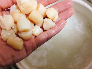 10、干贝鱿鱼白菜粥 鲜甜美味营养,将干贝加入,煮10分钟。