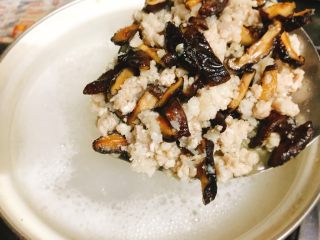 12、干贝鱿鱼白菜粥 鲜甜美味营养,将炒好的香菇丝和猪肉末加入粥里。