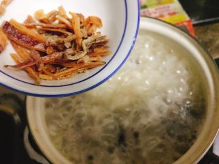 13、干贝鱿鱼白菜粥 鲜甜美味营养,再加入鱿鱼丝,