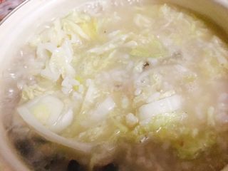 14、干贝鱿鱼白菜粥 鲜甜美味营养,加入白菜丝,一起煮至白菜丝熟了。