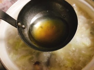 15、干贝鱿鱼白菜粥 鲜甜美味营养,加入适量鱼露,