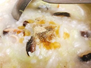 16、干贝鱿鱼白菜粥 鲜甜美味营养,胡椒粉和芝麻油,