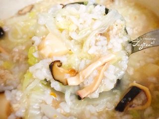 17、干贝鱿鱼白菜粥 鲜甜美味营养,搅拌均匀。关火!搞定!