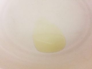 6、宝宝营养餐（1岁+）-番茄蔬菜肉酱蝴蝶面 ,另外取一锅，热锅后加入少许橄榄油