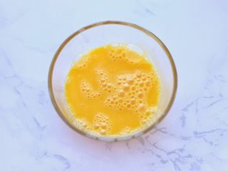 9、奶油红豆派,全蛋和蛋黄打散