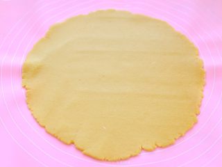13、奶油红豆派,取出冷藏的面团擀成比派盘稍大一些的饼皮