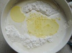 1、蜜红豆糯米糍,将糯米粉和玉米淀粉混合，将糖、玉米油、牛奶倒入粉中，一起搅拌均匀
