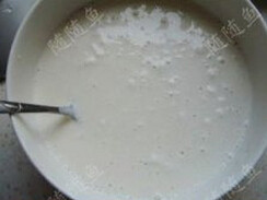 2、蜜红豆糯米糍,将搅拌成无颗粒的粉浆放入蒸锅内大火蒸20分钟左右，直至呈透明的固体