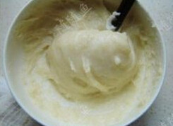 3、蜜红豆糯米糍,出锅后用筷子顺着一个方向搅拌至顺滑，冷却备用