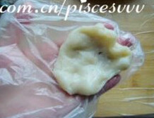 4、蜜红豆糯米糍,取一小块糯米团，揉圆后按扁，裹入蜜豆馅后包起，揉圆