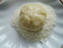 5、蜜红豆糯米糍,将包好的糯米团在椰蓉上滚一下即可