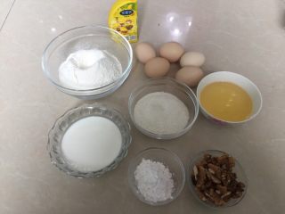 1、核桃杯子蛋糕,准备好材料