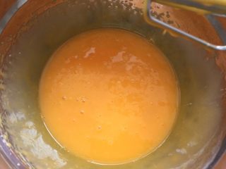 3、核桃杯子蛋糕,蛋黄中加入植物油用打蛋器搅拌至蛋黄发白