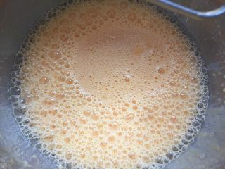 4、核桃杯子蛋糕,再加入纯牛奶搅拌均匀