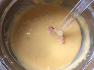 5、核桃杯子蛋糕,用刮刀搅拌至无面粉颗粒状，也不要过度搅拌，以免起劲