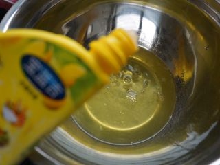 6、核桃杯子蛋糕,在蛋清中滴几滴柠檬汁，然后用打蛋器打至蛋清发泡起鱼眼