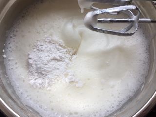 7、核桃杯子蛋糕,然后将白砂糖分3次倒入蛋清中搅拌，最后一次加入白砂糖时连同淀粉一起加入搅拌至硬性发泡，打蛋器提起呈三角尖峰即可