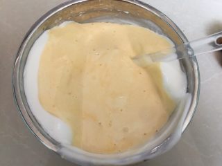 9、核桃杯子蛋糕,然后再将划拌好的蛋糕糊倒入剩下的蛋清中再用刮刀划拌均匀