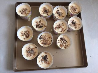 10、核桃杯子蛋糕,将划拌好的蛋糕糊倒入纸杯中，倒入8分满，撒入核桃仁碎