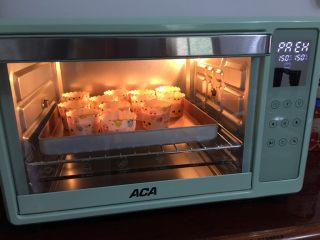 11、核桃杯子蛋糕,10、将划拌好的蛋糕糊倒入纸杯中，倒入8分满，撒入核桃仁碎