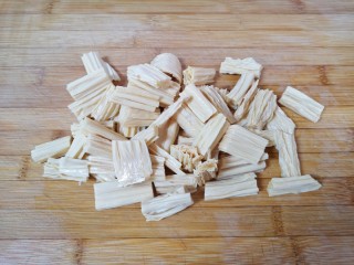 2、芹菜拌腐竹,泡好的腐竹冲洗一下切成小段。