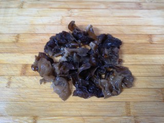 4、芹菜拌腐竹,去根切成小块。