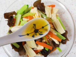 13、芹菜拌腐竹,加入香料油。