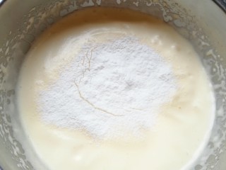 5、芝麻杯子蛋糕,分三次筛入低筋面粉,每一次筛入以后都要用刮刀从底部翻拌均匀,再进行下一次筛入。